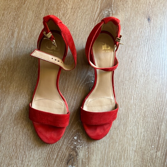 Red heels - Picture 3 of 4